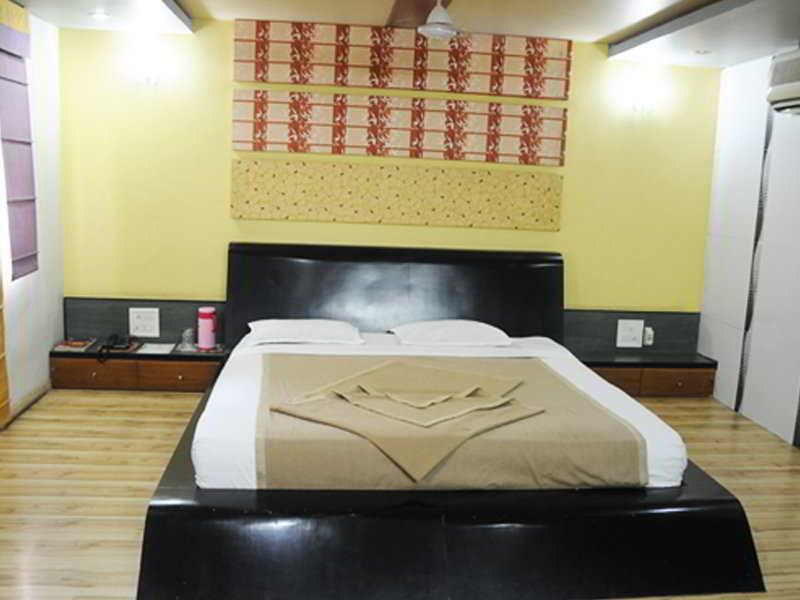 Neelkanth Paradise Hotel Ahmedabad Buitenkant foto