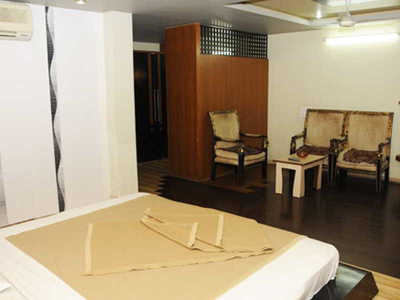 Neelkanth Paradise Hotel Ahmedabad Buitenkant foto