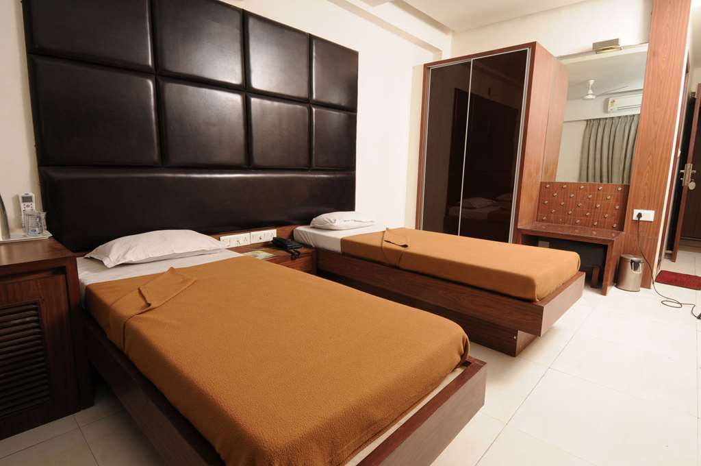 Neelkanth Paradise Hotel Ahmedabad Kamer foto